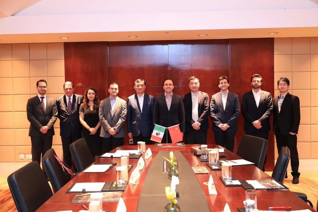 El gobernador Manolo Jiménez junto a empresarios asiáticos en China. (Fotografía: Gobierno de Coahuila)