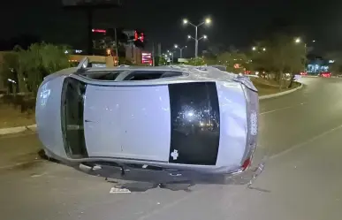 Auto Aveo termina volcado en la avenida República de Corea de Mérida