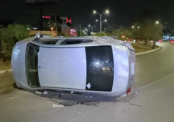 Auto Aveo termina volcado en la avenida República de Corea de Mérida