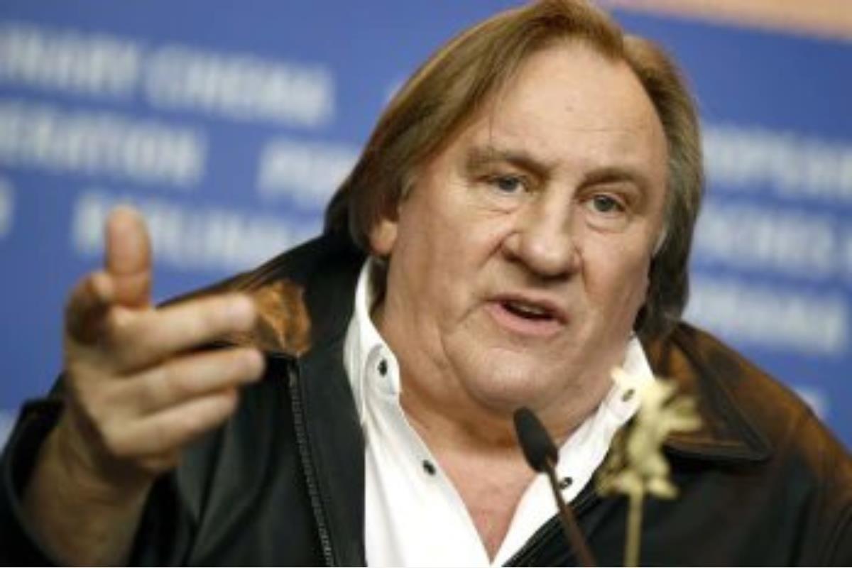 El actor Gérard Depardieu hablando ante un micrófono. Foto: X/@C_Actuel