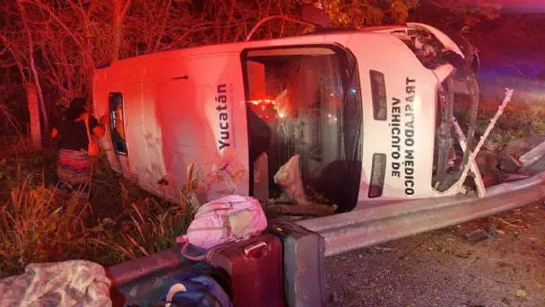 10 personas resultaron lesionadas la madrugada de este lunes debido a que el vehículo en el que viajaban se accidentó.- Foto de redes sociales