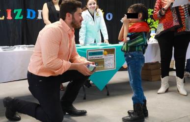Entrega Samuel García lentes a estudiantes en Juárez, Nuevo León