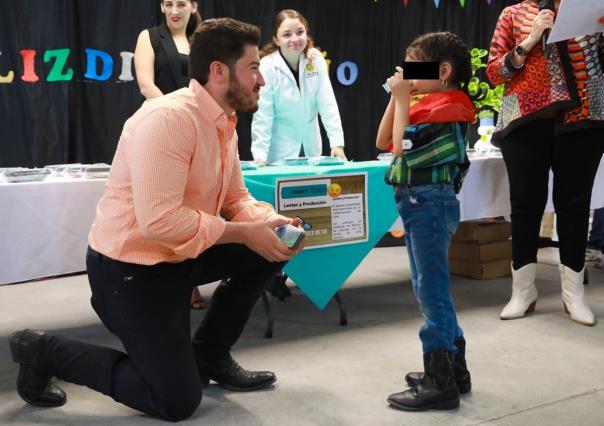 Entrega Samuel García lentes a estudiantes en Juárez, Nuevo León
