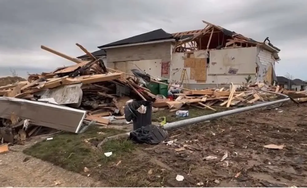 Tornados mortales causan devastación en Oklahoma, dejando a miles sin electricidad. Foto. AP.Captura de Imagen