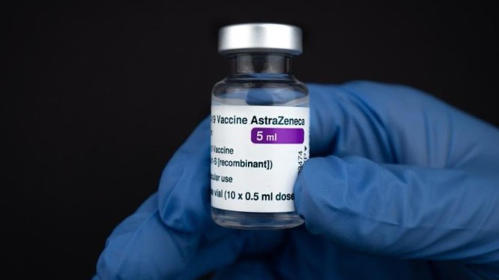 AstraZeneca reconoce que su vacuna contra COVID puede provocar graves efectos