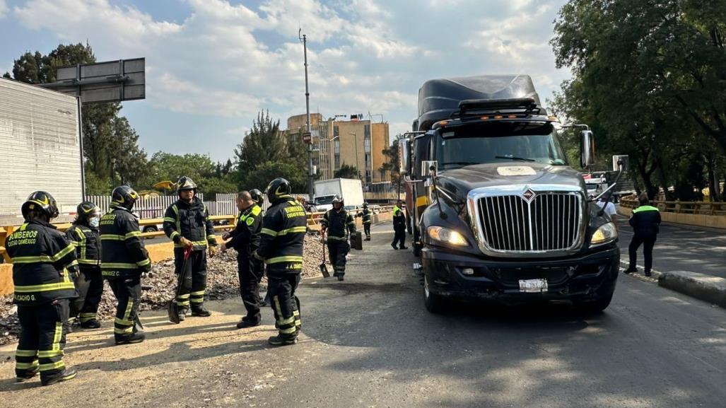 Góndola cargada con vidrio termina volcada sobre Circuito Interior