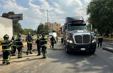 Góndola cargada con vidrio termina volcada sobre Circuito Interior