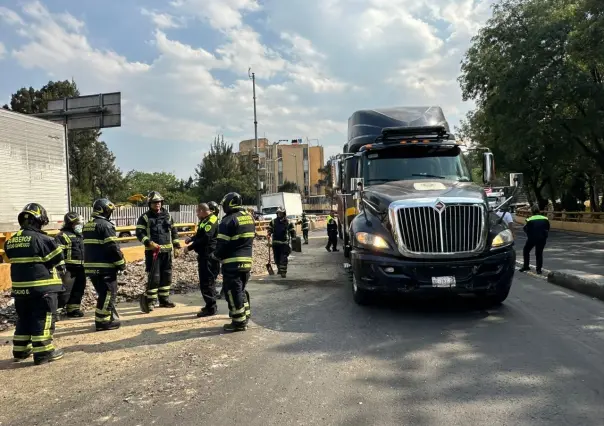 Góndola cargada con vidrio termina volcada sobre Circuito Interior