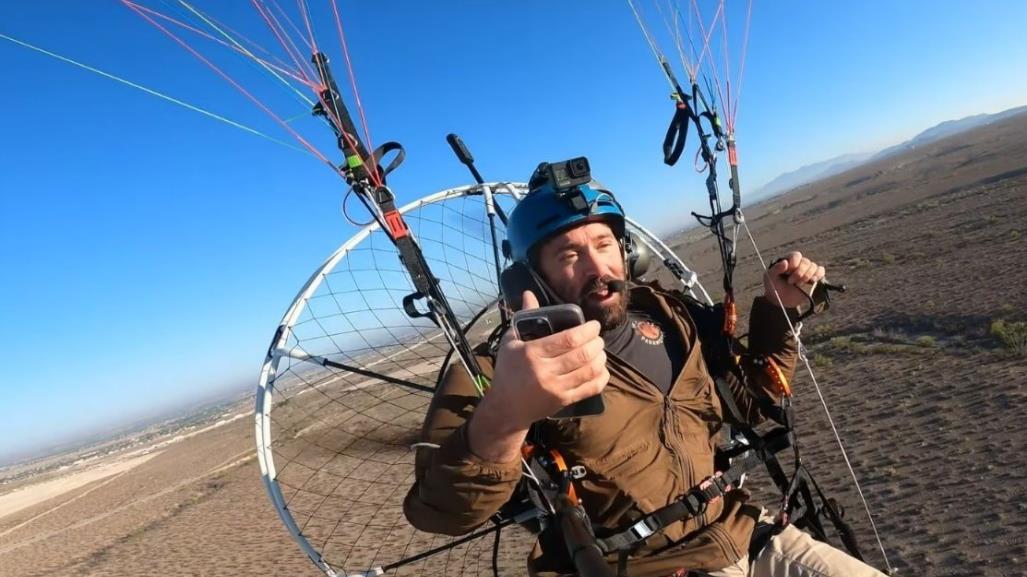 Cae youtuber desde 25 metros de altura tras falla en paracaídas (VIDEO)