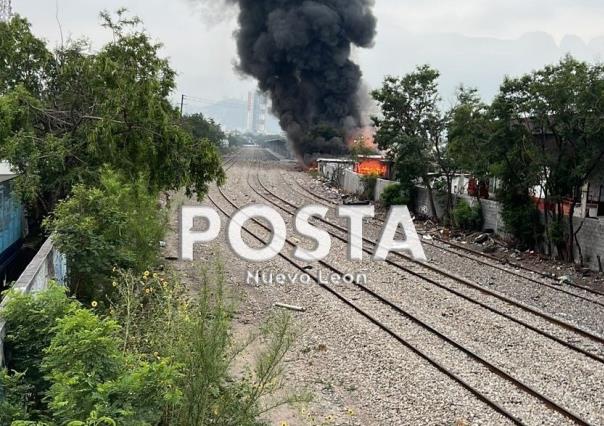 Incendio consume mercado campesino en Monterrey