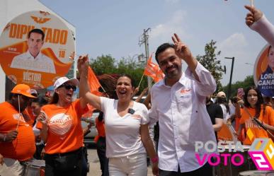 Máynez y Lorenia Canavati realizan pega de calcas en colonia Del Valle