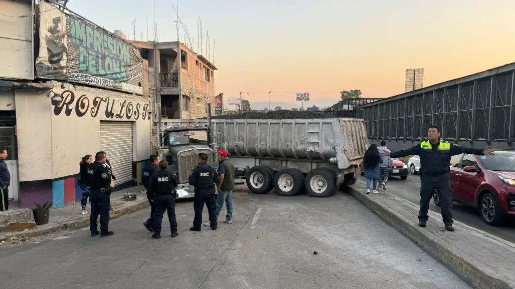 Trailer cargado se derrapa y se incrusta en una vivienda, no hay heridos