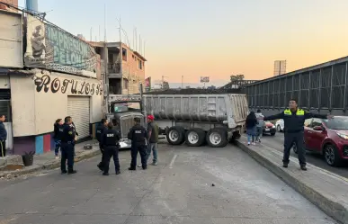 Trailer cargado se derrapa y se incrusta en una vivienda, no hay heridos