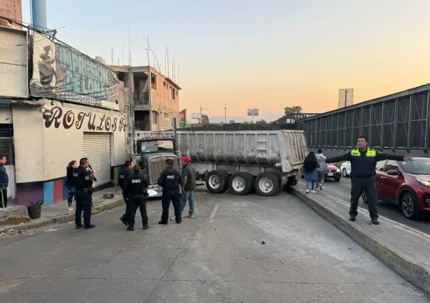 Trailer cargado se derrapa y se incrusta en una vivienda, no hay heridos