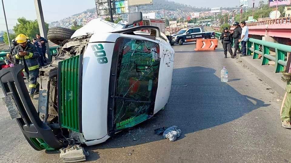 Volcadura de transporte público sobre la México-Pachuca