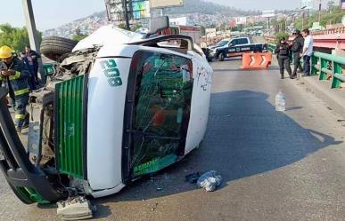 Volcadura de transporte público sobre la México-Pachuca