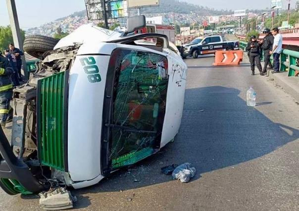 Volcadura de transporte público sobre la México-Pachuca