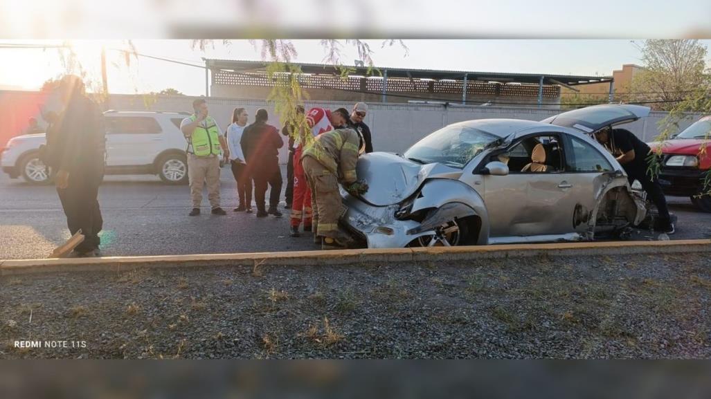 Conductor de camión se da a la fuga tras impactarse contra un vehículo