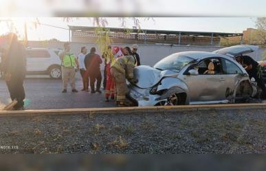 Conductor de camión se da a la fuga tras impactarse contra un vehículo