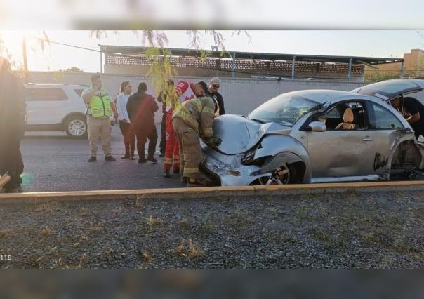 Conductor de camión se da a la fuga tras impactarse contra un vehículo