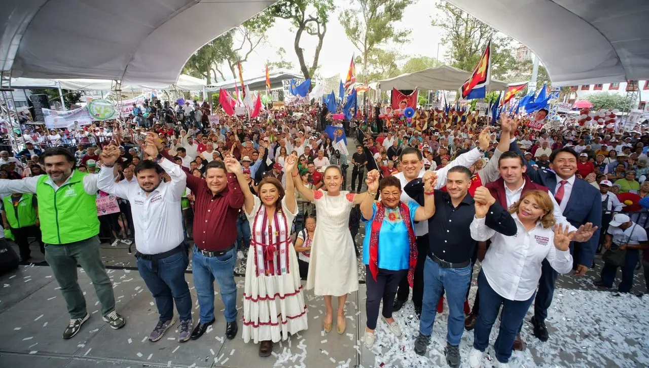 Claudia Sheinbaum junto a compañeros de campaña de CDMX.     Foto: Especial