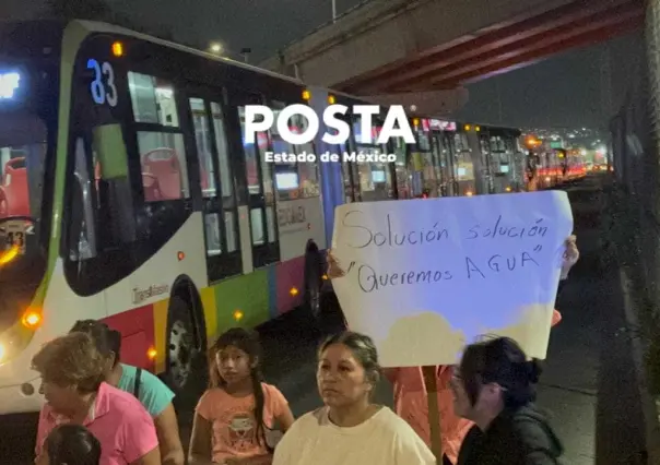 Exigen agua con bloqueo en carril del Mexibús en avenida Central, en Ecatepec