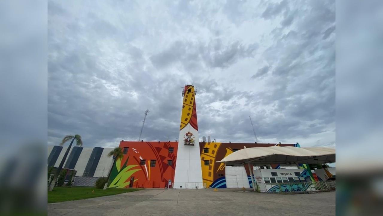 La fachada de la Feria Nacional Durango durante un día nublado. Foto: Cortesía.