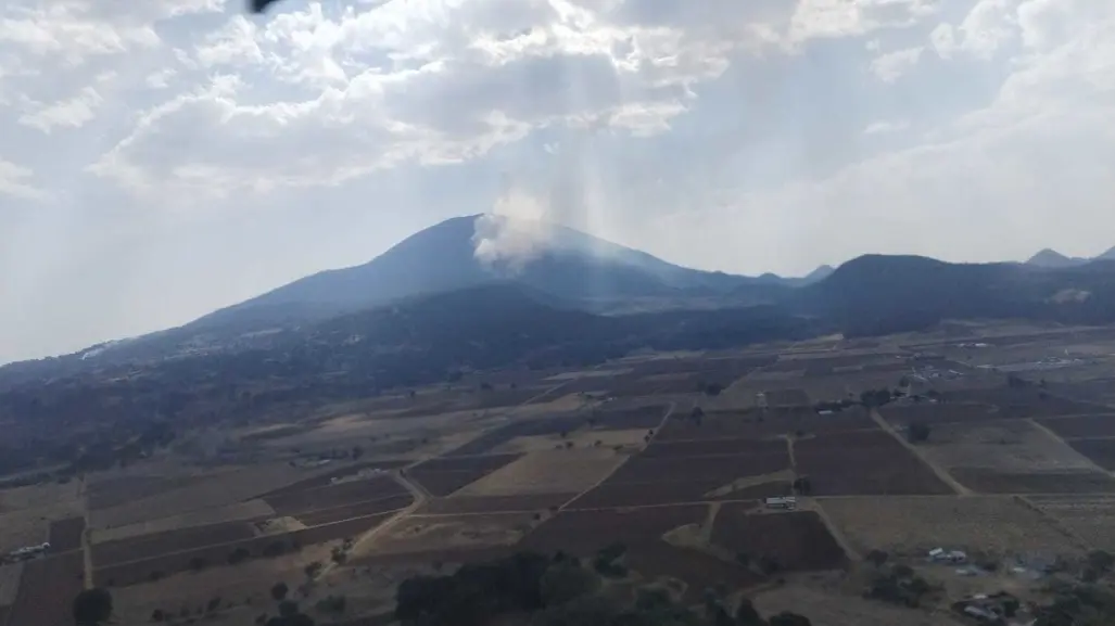 ¡No para el fuego! Combaten incendio en Atlacomulco