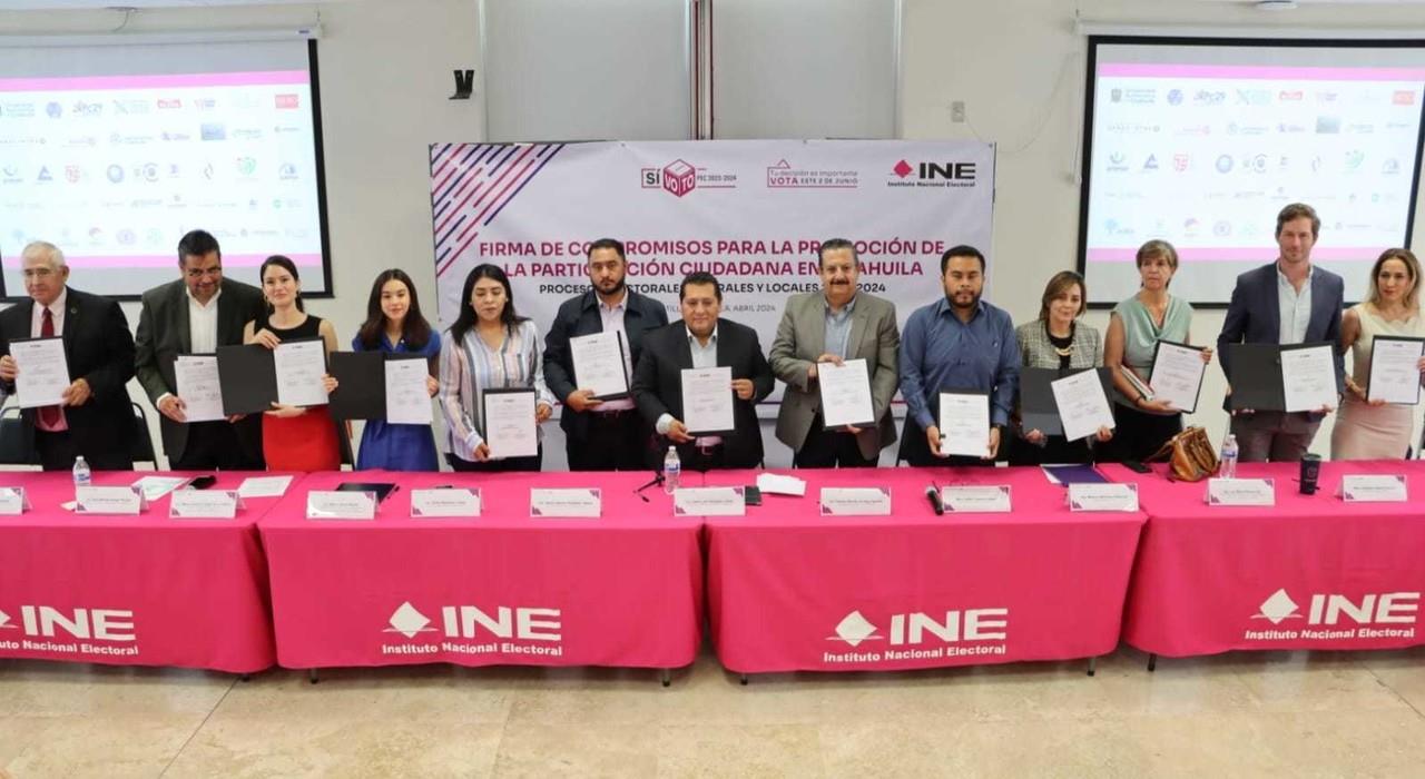 La firma de compromisos contó con la presencia de autoridades y representantes de diversas instituciones. (Fotografía: INE)