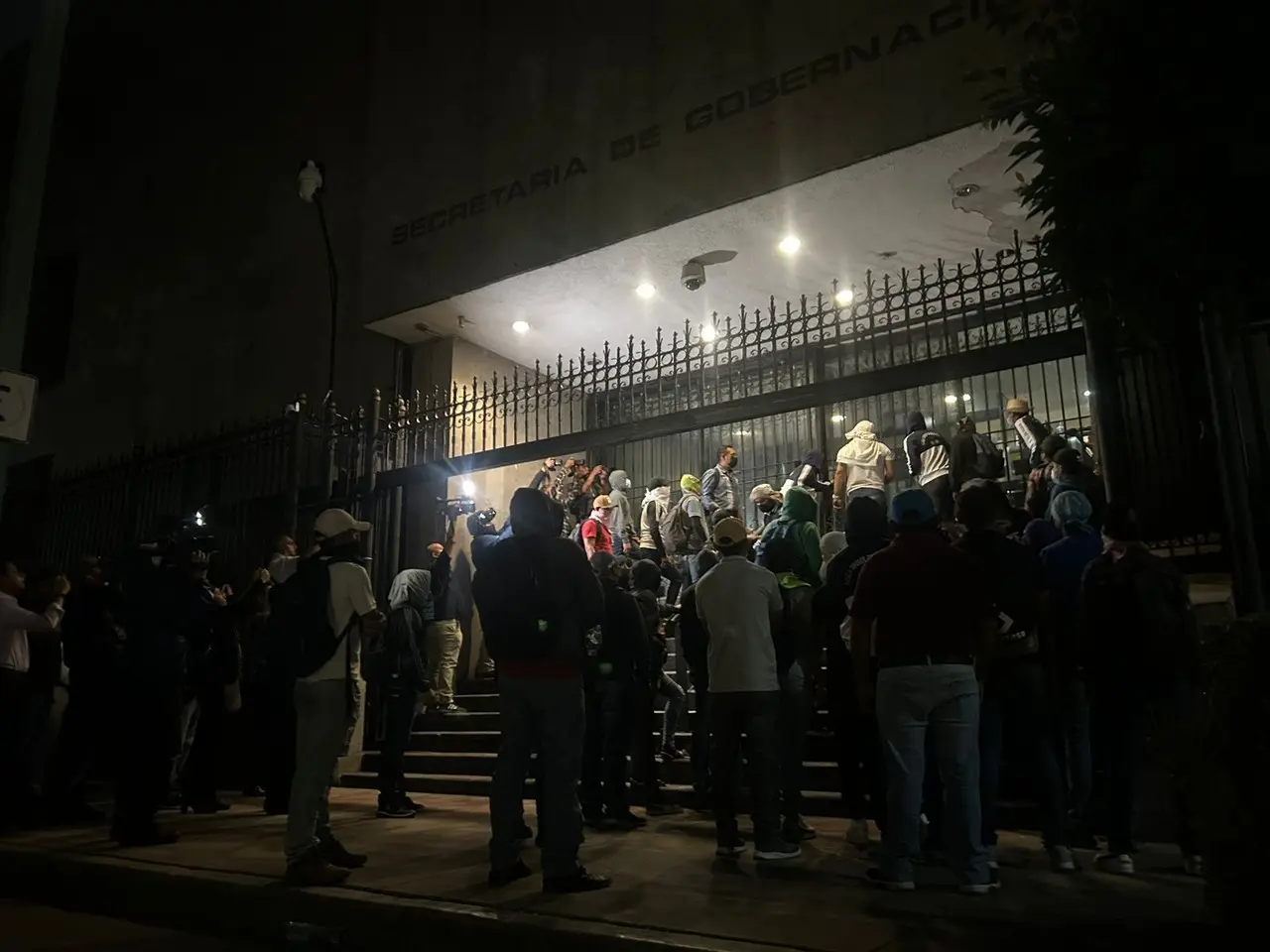 Manifestantes en SEGOB.     Foto: Ramón Ramírez