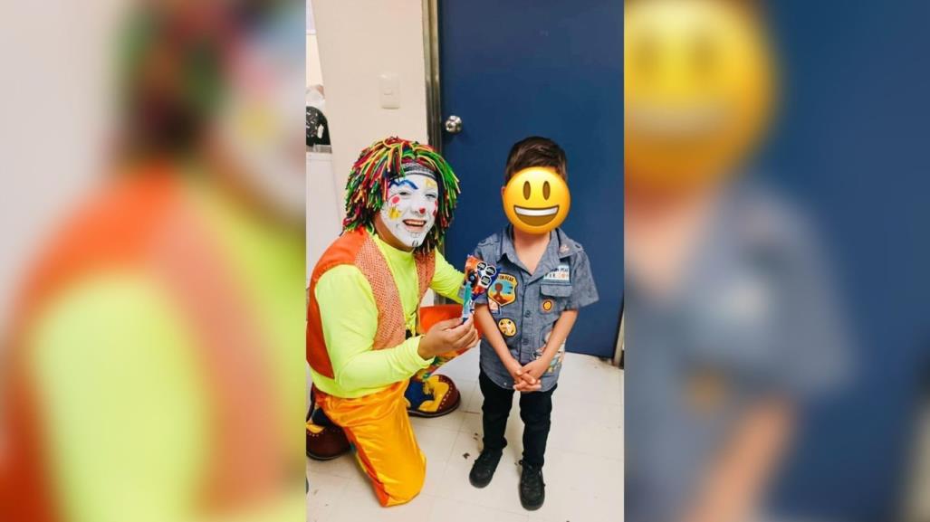 Payasito recibe a los pequeños en el IMSS de Durango en este Día del Niño