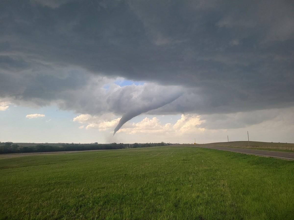 Imagen captada del tornado en Westmoreland en el noreste de Kansas. Foto: Twitter @chilledboost