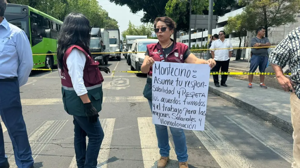 Trabajadores del Gobierno bloquean Fray Servando, exigen incremento salarial