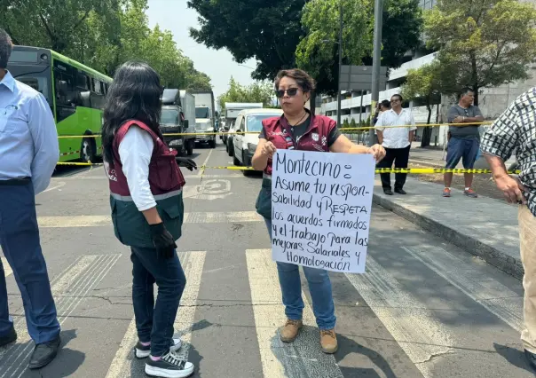 Trabajadores del Gobierno bloquean Fray Servando, exigen incremento salarial