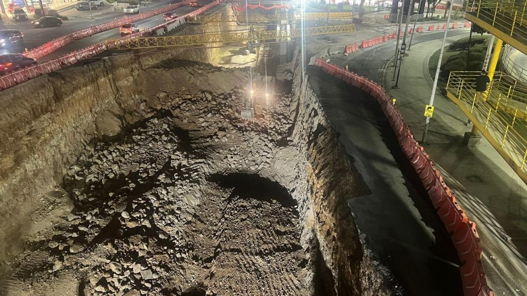 Cae carpeta asfáltica de construcción de paso a desnivel en av. Leones