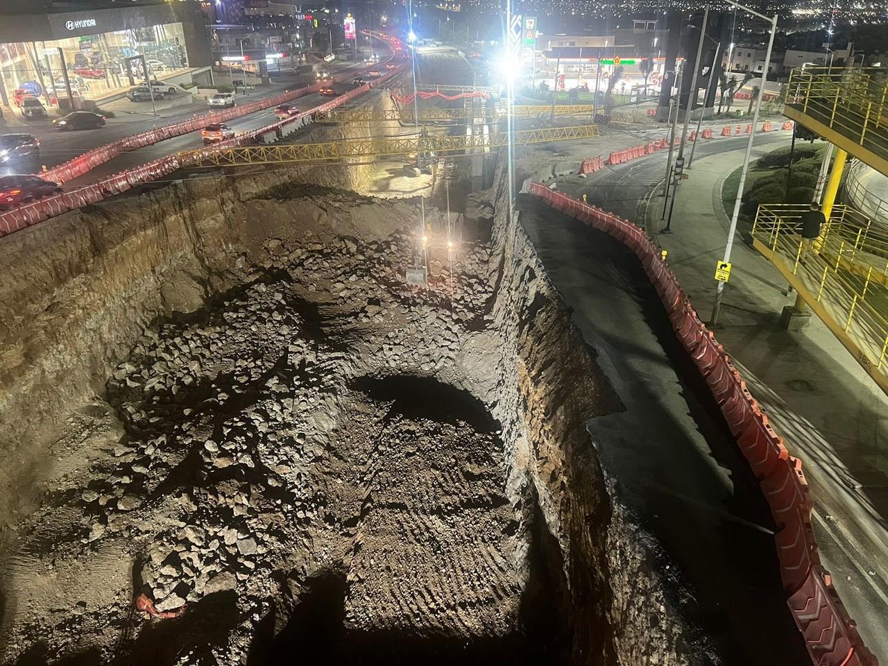 Tras el desprendimiento del asfalto se cerró la vía que cruza con la avenida Puerta de Hierro en dirección de sur a Norte. Foto: PCNL.