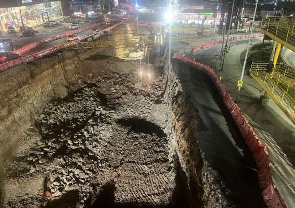 Cae carpeta asfáltica de construcción de paso a desnivel en av. Leones