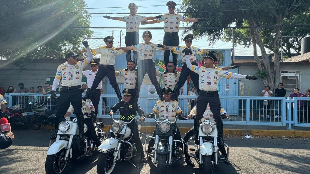 Policías de tránsito regalan juguetes a niños de primaria en Azcapotzalco