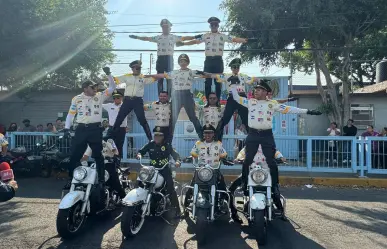 Policías de tránsito regalan juguetes a niños de primaria en Azcapotzalco