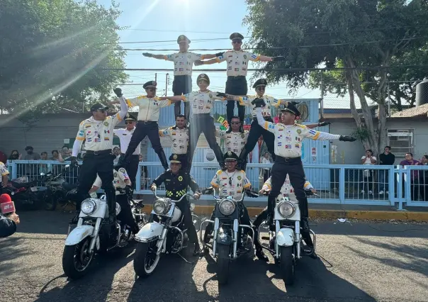 Policías de tránsito regalan juguetes a niños de primaria en Azcapotzalco