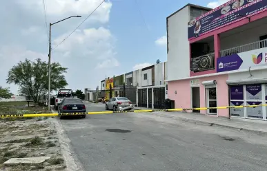 Delincuentes abandonan un automóvil y una arma de fuego en Escobedo