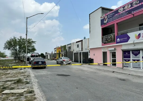 Delincuentes abandonan un automóvil y una arma de fuego en Escobedo