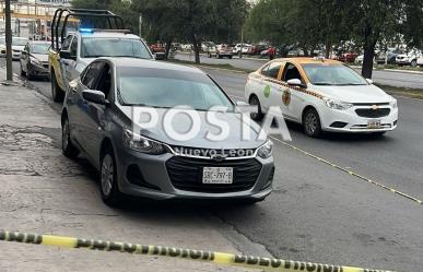 Detienen a hombre en auto con reporte de robo en Monterrey