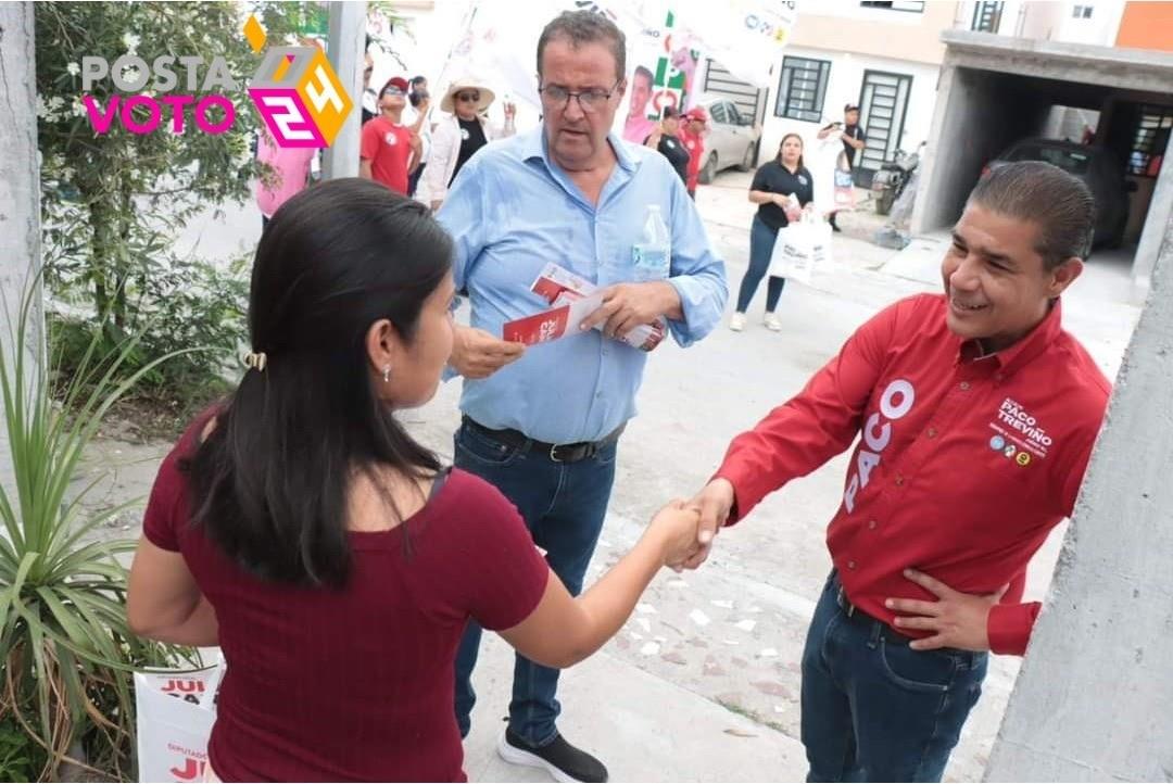 Una vecina de la colonia Valle Santa Isabel saludando a Paco Treviño. Foto: Paco Treviño.