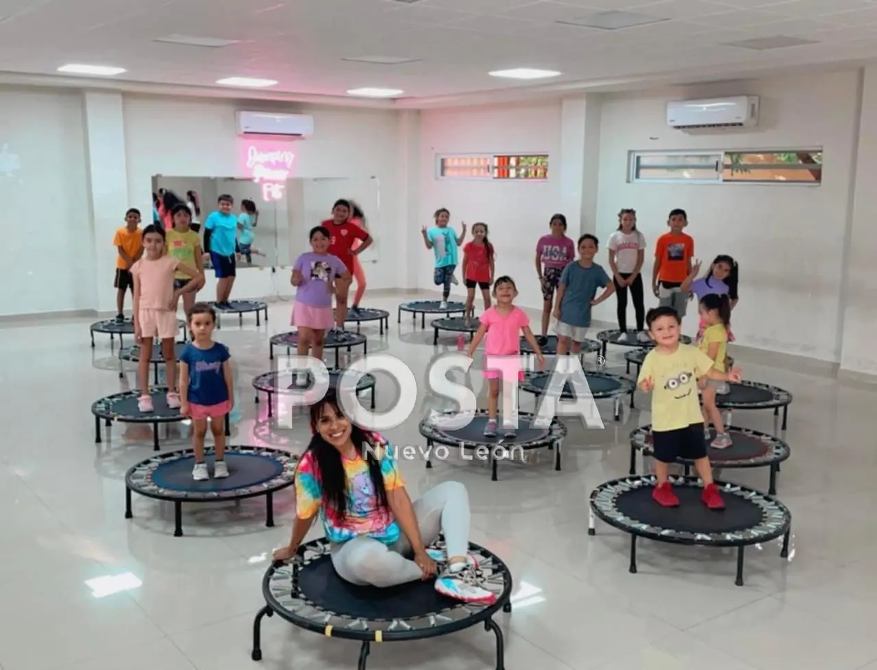 El jumping, dijo Fanny Rodríguez, ayuda a que los niños mejoren su equilibrio, su integración sensorial, coordinación visomotriz, socialización con otros niños. Foto. POSTA.