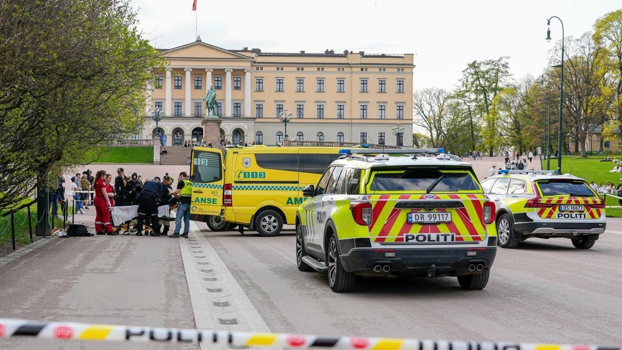 Paramédicos y autoridades brindan apoyo a la persona herida tras un ataque con cuchillos al exterior de una estación del Metro de Oslo, Noruega. Foto: X @Worldnews_Media