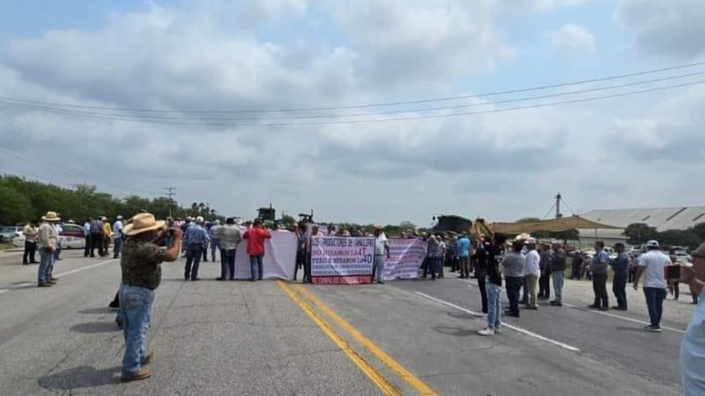 Bloquean productores de sorgo la carretera en San Fernando