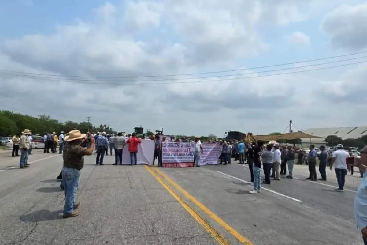 Productores de sorgo bloquearon hoy la carretera Victoria- Reynosa- Matamoros a la altura de San Fernando, exigiendo precios de garantía para el grano rojo. Foto: Ignacio Aceves