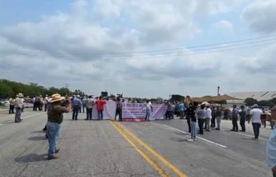 Bloquean productores de sorgo la carretera en San Fernando