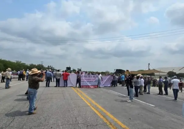 Bloquean productores de sorgo la carretera en San Fernando